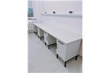 stół laboratoryjny na szafkach