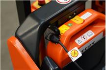 Wózek paletowy czy wózek widłowy? Jak dobrać sprzęt do magazynu, produkcji i dystrybucji